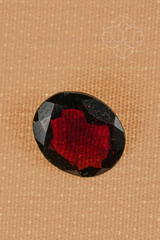 Light-Coded Garnet - 4.87 Ct